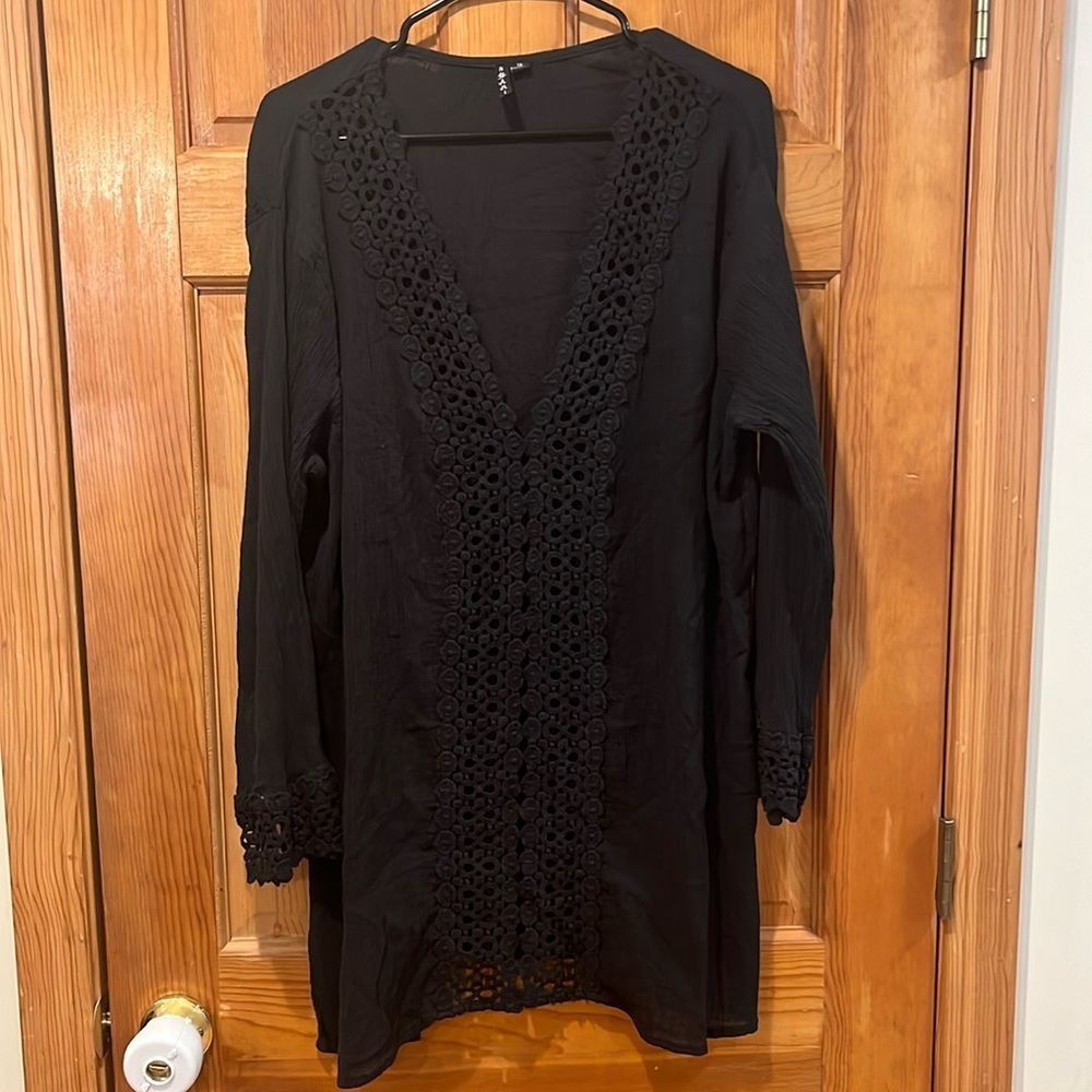 Suhani women’s black swim cover up size 1X.